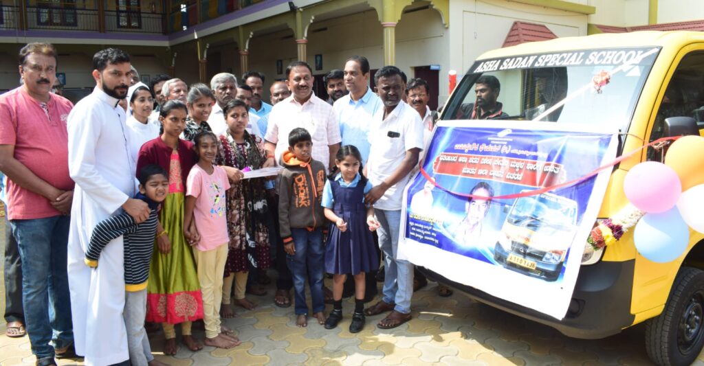 ವಿಶೇಷ ಚೇತನ ಮಕ್ಕಳ ಶಾಲೆಗೆ ವಾಹನ ಹಸ್ತಾಂತರಿಸಿದ ಶಾಸಕ ರಮೇಶ್ ಬಂಡಿಸಿದ್ದೇಗೌಡ